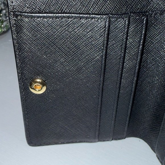 Tory Burch Black Textured Wallet with Gold Emblem - Picture 5 of 6